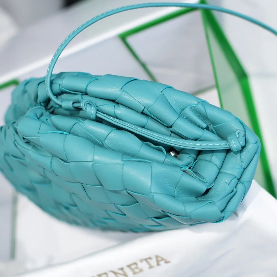 Batch 1260 Real shots👇Large plaid weaving The pouch cloud bag is the first series designed by former Celine designer Daniel Lee after joining BV. The upper body is extremely ecstatic ~ fashionable and classy ~ elegant and concise, lazy and intellectual size: 23*13*8 [Little Cloud Rough Weave#]